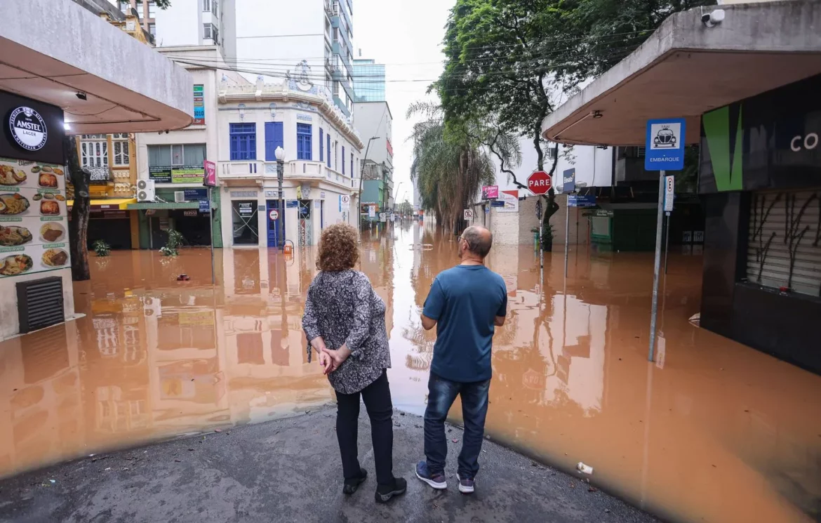 Brésil : Secourir les victimes des inondations dans une course contre la montre.