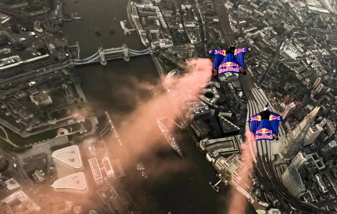 Ruled: Deux parachutistes en wingsuit découvrent une montée d’adrénaline à 246 km/h sous le Tower Bridge