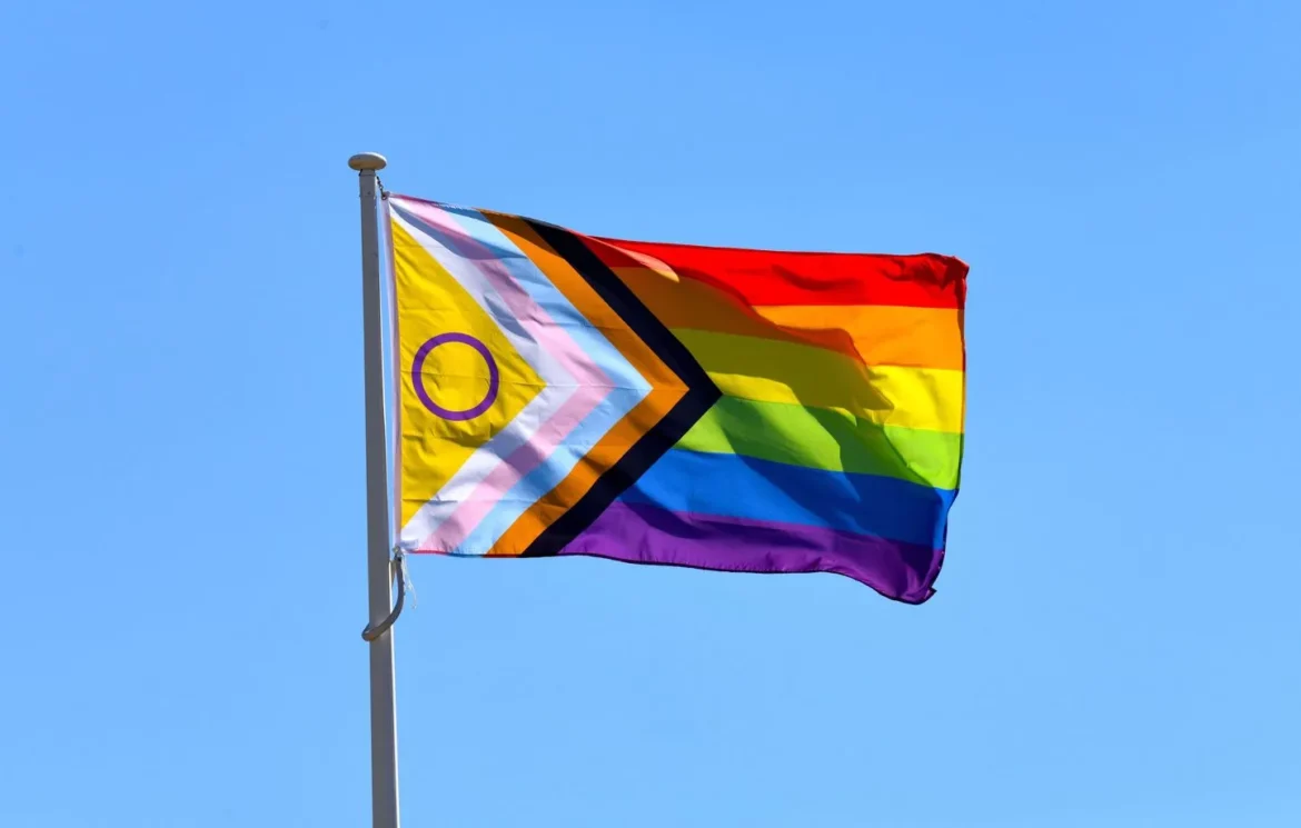 Un secouriste dépose une plainte pour avoir travaillé sous un drapeau LGBT aux États-Unis.