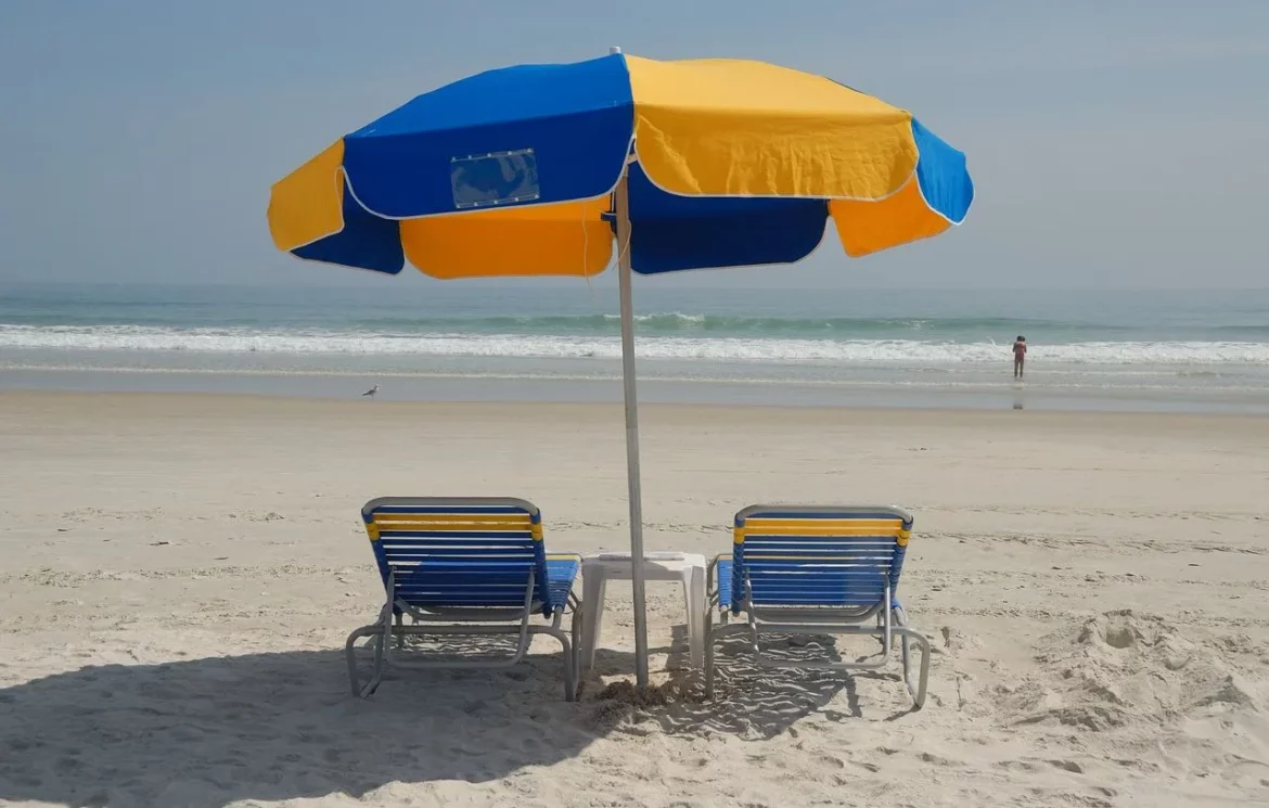 Un parasol s’envole et empale une femme qui bronza sur la plage aux États-Unis.