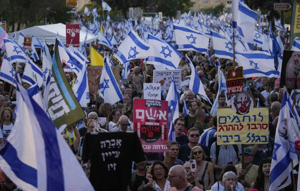 Protestations massives contre la politique de Benyamin Netanyahou lors de la guerre Israël-Hamas.