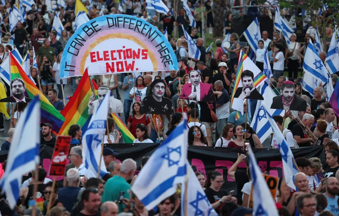 Protestation massive à Tel-Aviv contre le gouvernement Netanyahu dans le conflit Israël-Hamas.