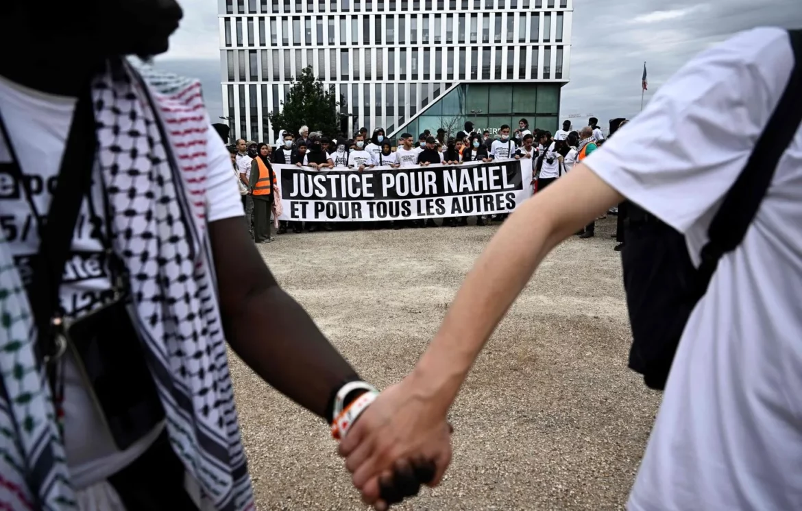 Emotions, recueillement et politique à la marche en hommage à Nahel