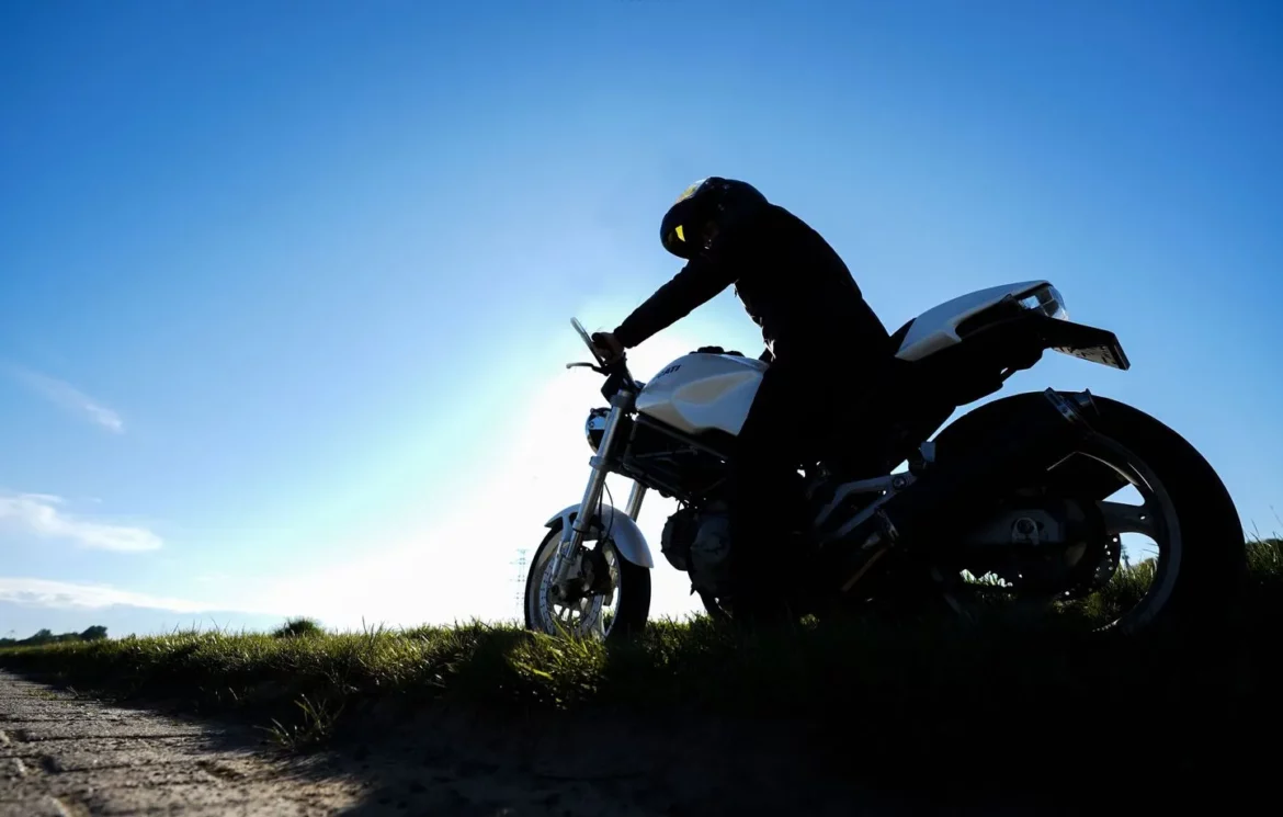 Un rocher tombe d’un camion et percute une moto à Hérault