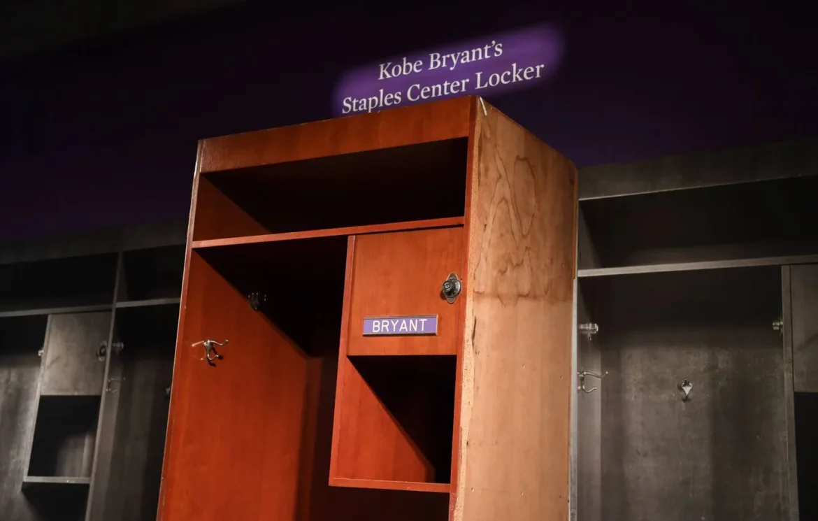 Le casier de vestiaire de Kobe Bryant vendu à une petite fortune aux enchères aux États-Unis.